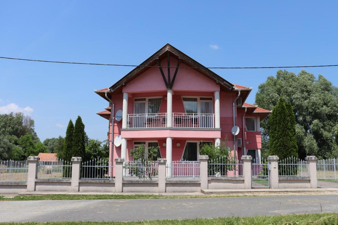 Liget Apartmanhaz Kehidakustány المظهر الخارجي الصورة