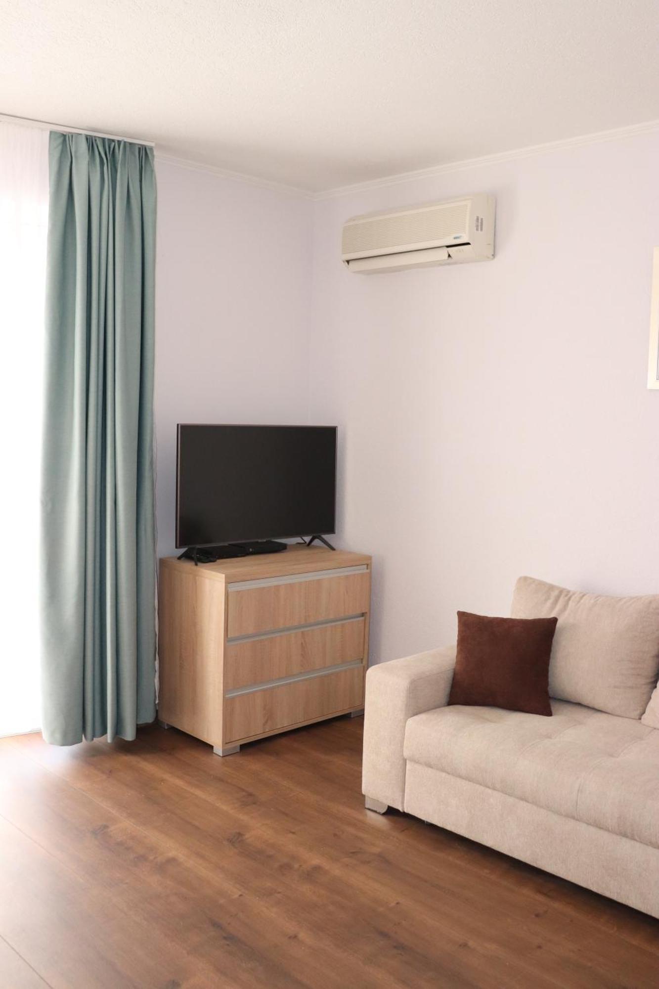 Liget Apartmanhaz Kehidakustány المظهر الخارجي الصورة